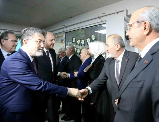 Bakan Yumaklı, huzurevindeki kadınların 8 Mart D&uuml;nya Kadınlar G&uuml;n&uuml;&rsquo;n&uuml; kutladı
