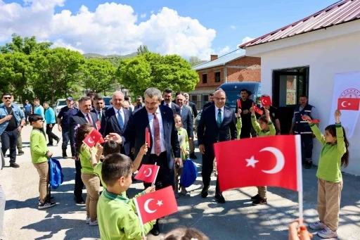 Bakan Yusuf Tekin Giresun&rsquo;da hayırsever desteğiyle yapılan okul ve camiyi hizmete a&ccedil;tı
