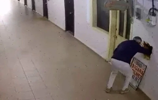 Bakırk&ouml;y&rsquo;de akıl almaz 40 bin dolarlık saat hırsızlığı kamerada
