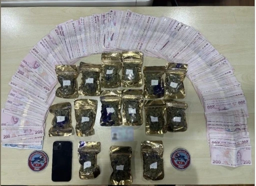 Bakırk&ouml;y&rsquo;de aracın torpidosunda zulalanmış uyuşturucu &ccedil;ıktı
