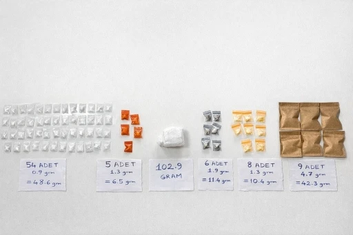 Bakırk&ouml;y&rsquo;de aracın torpidosundan uyuşturucu zulası &ccedil;ıktı
