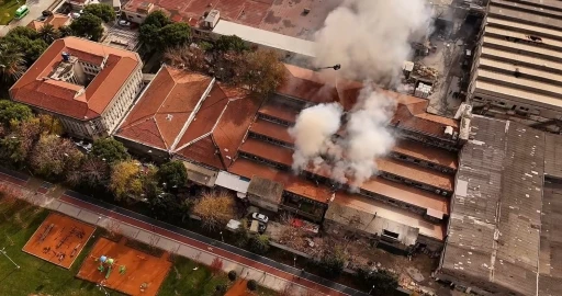 Bakırköy’de fabrika yangınında yükselen dumanlar kilometrelerce uzaktan görüldü
