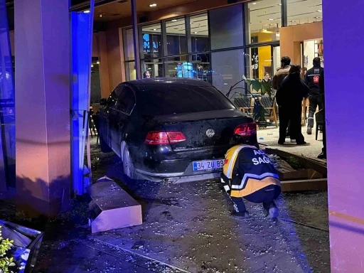 Bakırk&ouml;y&rsquo;de kontrolden &ccedil;ıkan ara&ccedil; kafeye daldı: 6 yaralı

