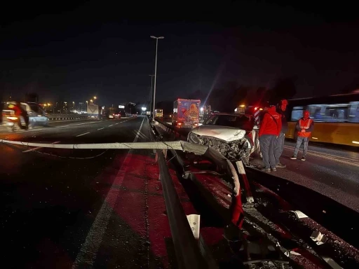 Bakırk&ouml;y&rsquo;de otomobil bariyerlere &ccedil;arptı: 2 yaralı
