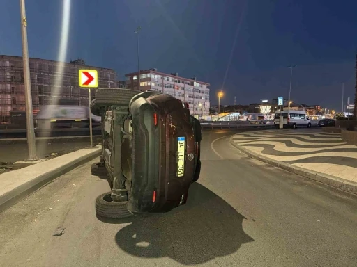 Bakırk&ouml;y&rsquo;de otomobil ref&uuml;je &ccedil;arpıp devrildi: 1 yaralı
