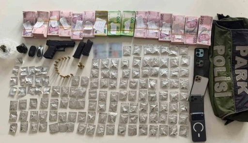 Bakırk&ouml;y&rsquo;de otomobilde uyuşturucu d&uuml;zeneği: 4 ş&uuml;pheli tutuklandı
