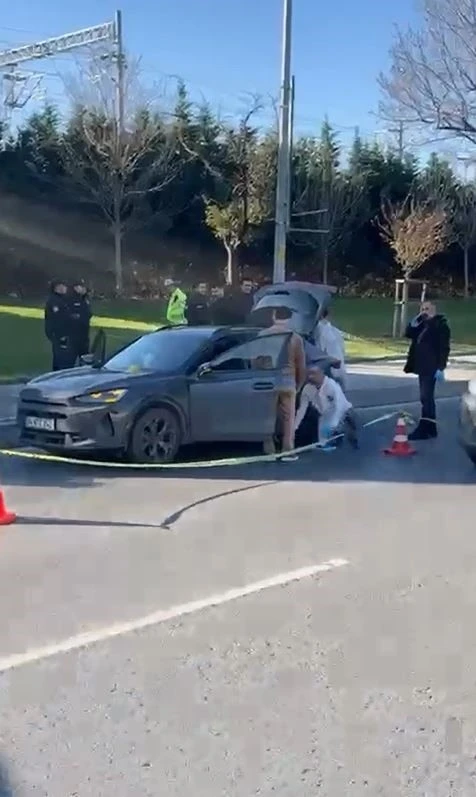 Bakırk&ouml;y&rsquo;de seyir halindeki otomobile silahlı saldırı: 1 &ouml;l&uuml;
