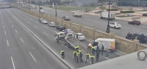 Bakü’de kontrolden çıkan araç beton bariyeri aşarak ana yola uçtu: 1 yaralı
