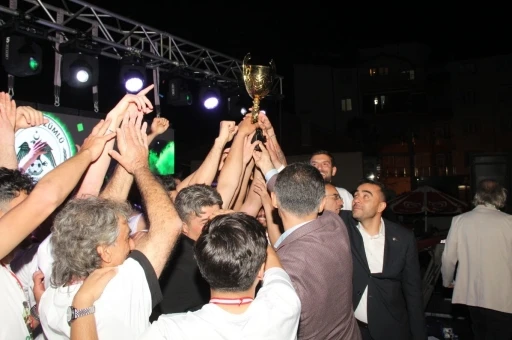 BAL&rsquo;a y&uuml;kselen &Uuml;z&uuml;ml&uuml;spor&rsquo;da şampiyonluk coşkusu
