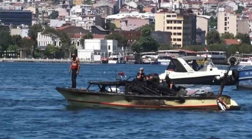 Balat sahilinde tekne alev alev yandı: Baba ve oğul denize atlayarak kurtuldu
