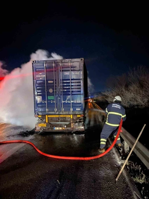 Balatalarından tutuşan tırdaki yangın kısa s&uuml;rede s&ouml;nd&uuml;r&uuml;ld&uuml;
