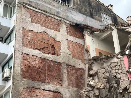 Bal&ccedil;ova&rsquo;da kentsel d&ouml;n&uuml;ş&uuml;m yıkımı: Komşu binada hasar oluştu
