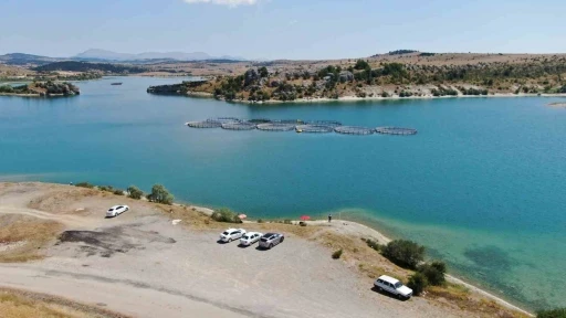 Balık kafesleri patladı, oltasını alan baraja koştu
