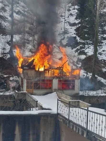 Balık tesisinde &ccedil;ıkan yangın evi k&uuml;le &ccedil;evirdi
