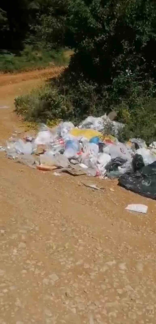 Balık tutmak i&ccedil;in gittiği g&ouml;lde &ccedil;&ouml;p yığınıyla karşılaştı: Poşet poşet topladı
