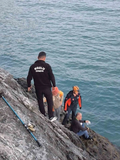 Balık tutmak isterken kayalıklardan d&uuml;şen adamı ekipler ve balık&ccedil;ı teknesi kurtardı
