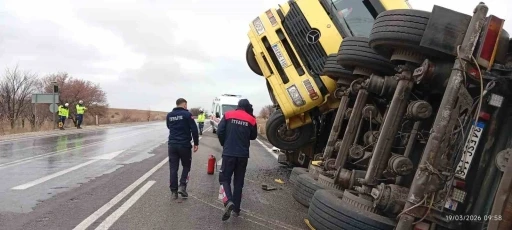 Balık yemi y&uuml;kl&uuml; tır devrildi
