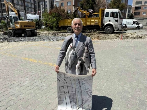 Balıkçı Kenan, boynuna astığı balıklarla İmamoğlu ve Özel’i protesto etti
