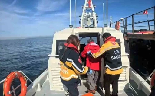 Balık&ccedil;ı teknesinde rahatsızlanan vatandaşa Sahil G&uuml;venlikten tıbbi tahliye
