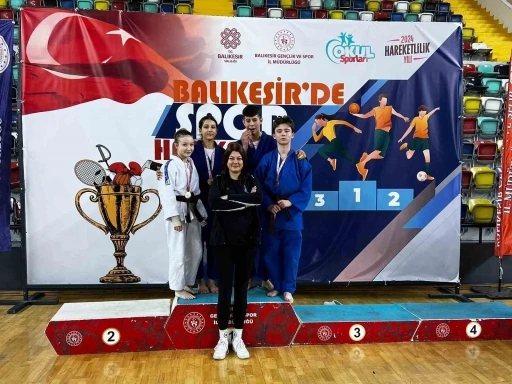 Balıkesir B&uuml;y&uuml;kşehir&rsquo;in sporcuları g&uuml;reş ve judoda 18 madalya topladı
