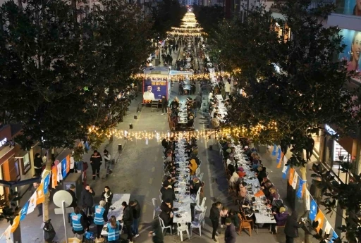 Balıkesir&rsquo;de 10 bin kişi caddede iftarda buluştu
