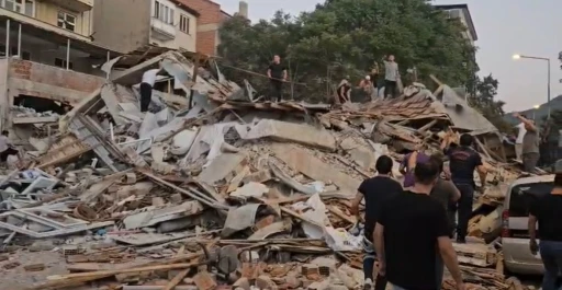 Balıkesir’de 6.2’lik deprem: Bir bina çöktü
