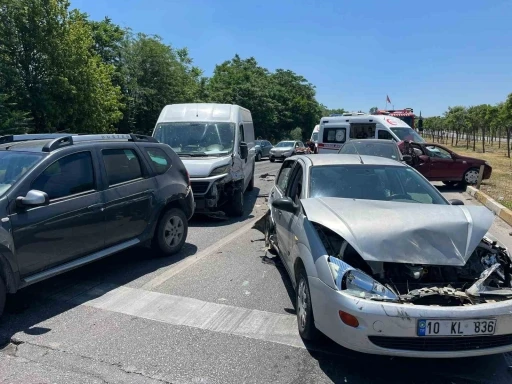 Balıkesir&rsquo;de 6 aracın karıştığı zincirleme kaza: 2 yaralı
