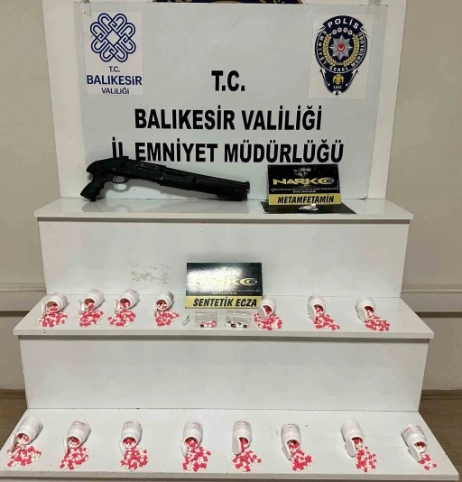 Balıkesir’de 833 adet sentetik ecza hap ele geçirildi
