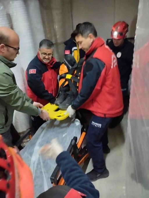 Balıkesir&rsquo;de asans&ouml;r boşluğuna d&uuml;şen adam itfaiye ekiplerince kurtarıldı
