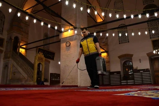 Balıkesir&rsquo;de cami ve mezarlıklar bayram &ouml;ncesi temizlendi
