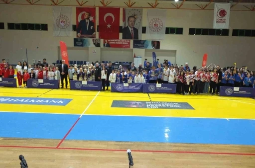 Balıkesir&rsquo;de &Ccedil;ocuk Sporları Şenliği &ouml;d&uuml;l t&ouml;reni ile tamamlandı
