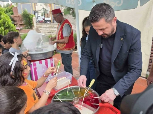 Balıkesir&rsquo;de &ccedil;ocuklara şenlik havasında hediye yağmuru
