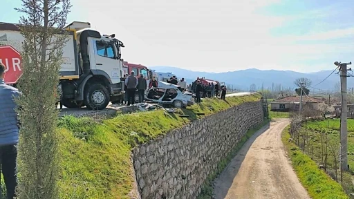 Balıkesir&rsquo;de feci kaza: 1 &ouml;l&uuml;, 2 yaralı
