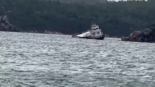 Balıkesir&rsquo;de fırtına nedeniyle 25 metrelik feribot koya s&uuml;r&uuml;klenerek karaya oturdu
