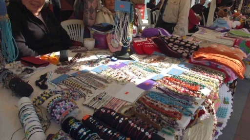 Balıkesir&rsquo;de kadınların el emeği g&ouml;r&uuml;c&uuml;ye &ccedil;ıktı
