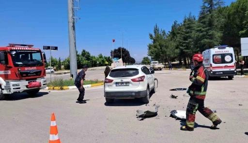 Balıkesir&rsquo;de kamp&uuml;s girişinde &ccedil;arpışan ara&ccedil;lardaki 2 &ouml;ğrenci yaralandı
