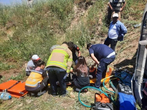 Balıkesir&rsquo;de kamyon kazasında s&uuml;r&uuml;c&uuml; itfaiye ekiplerince kurtarıldı
