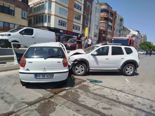 Balıkesir’de karşı şeride geçen araç otomobille çarpıştı: 1 yaralı
