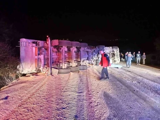 Balıkesir’de mıcır yüklü kamyon devrildi 2 yaralı
