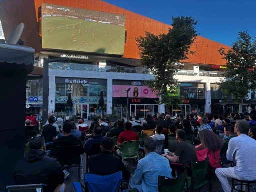 Balıkesir&rsquo;de milli heyecan dev ekranlarda izlendi
