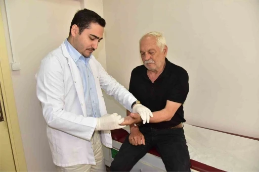 Balıkesir&rsquo;de motorlu testere kazasında kopan başparmak mikrocerrahi ile yeniden dikildi

