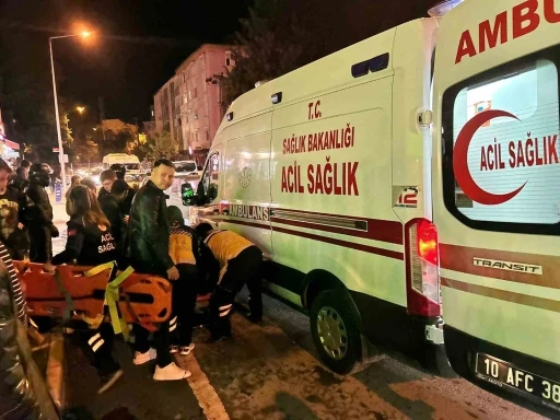 Balıkesir’de motosiklet yayaya çarptı: 2 yaralı
