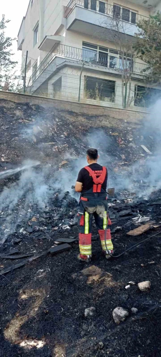 Balıkesir&rsquo;de ot ve &ccedil;&ouml;p yangını mahalleyi tehdit etti
