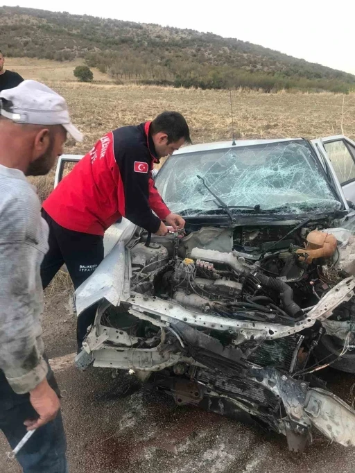 Balıkesir’de otomobil ile kamyon çarpıştı; 2 yaralı
