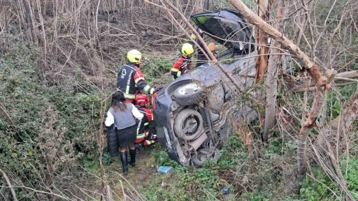 Balıkesir&rsquo;de otomobil şarampole u&ccedil;tu: Anne ve kızı yaralandı
