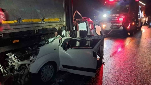 Balıkesir&rsquo;de otomobil tıra arkadan &ccedil;arptı; 1 yaralı
