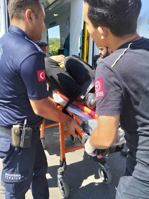 Balıkesir&rsquo;de otomobile arkadan &ccedil;arpan ara&ccedil;ta 2 kişi yaralandı
