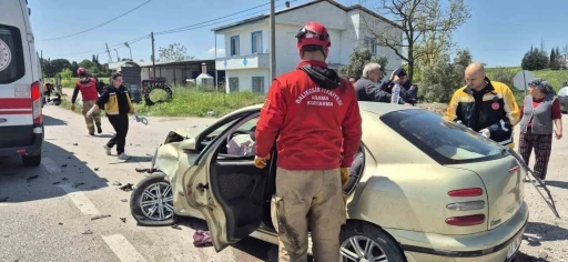 Balıkesir&rsquo;de otomobiller &ccedil;arpıştı: 3&rsquo;&uuml; ağır 6 yaralı

