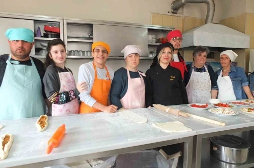 Balıkesir&rsquo;de &ouml;zel gen&ccedil;ler mutfağa girdi pide ve pizza yaptı
