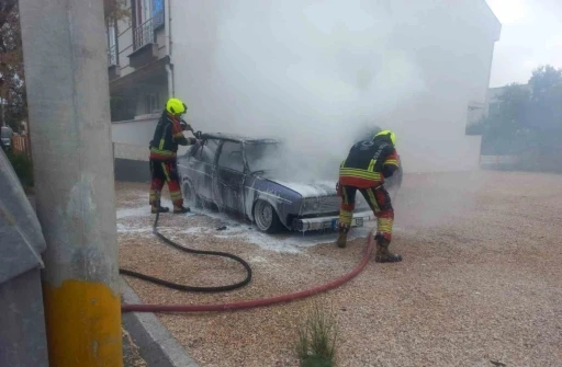 Balıkesir&rsquo;de park halindeki otomobil yangını korkuttu
